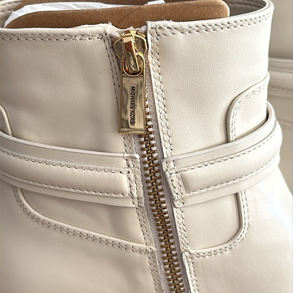 Michael Kors Women's Off White Ankle Boots with Gold Hardware! NWT 6.5 - Picture 3 of 7